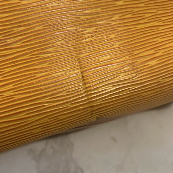 Louis Vuitton Yellow Epi Speedy 25 Hand Bag - Picture 14 of 16